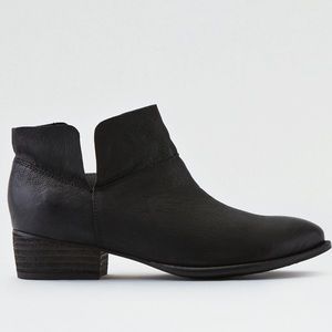 Seychelles Black Pebble Leather Snare Booties